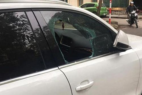 Đập kính ô tô trộm túi xách trên phố Hà Nội giữa ban ngày