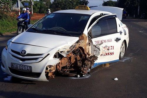 Bị dừng xe kiểm tra, tài xế taxi chở pháo lậu bỏ chạy gây tai nạn