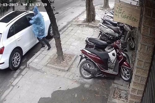 Ngang nhiên đập kính ô tô trộm túi xách trên phố giữa ban ngày