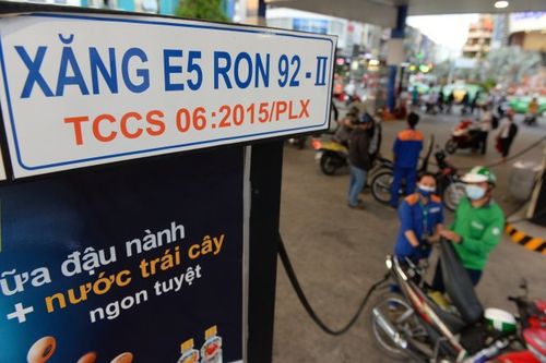 Petrolimex và PVOIL chính thức bán xăng E5 từ hôm nay