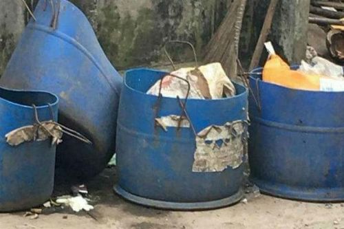 Tá hỏa khi đi gom rác phát hiện một phần thi thể người trong bao nilon