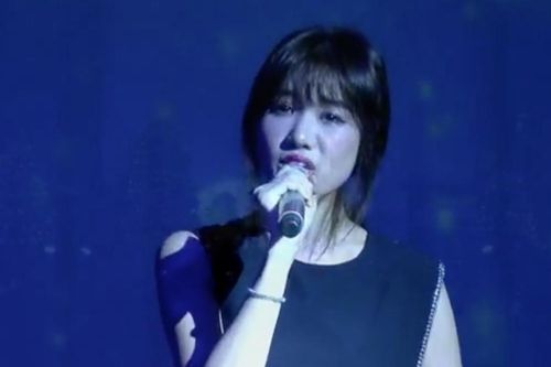 Hari Won mong khán giả thông cảm sau màn hát live hụt hơi