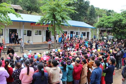 Nhóm thiện nguyện bàn giao ngôi trường trên 400 triệu đồng cho xã biên giới