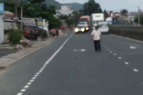 Khánh Hòa: Người đàn ông cầm mã tấu chém xe ô tô trên Quốc lộ