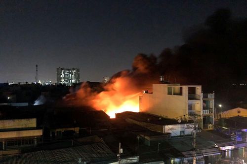 Cơ sở nệm mút ở Sài Gòn cháy ngùn ngụt trong đêm