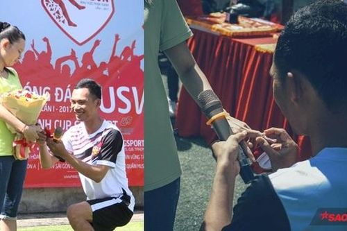Lãng mạn như fan Man Utd Việt: Bất ngờ cầu hôn bạn gái trên sân bóng sau tròn 1000 ngày quen nhau
