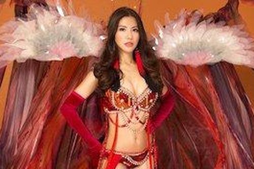 Nữ tiếp viên hàng không đi thi Hoa hậu sexy với nội y phong cách Victoria's Secret