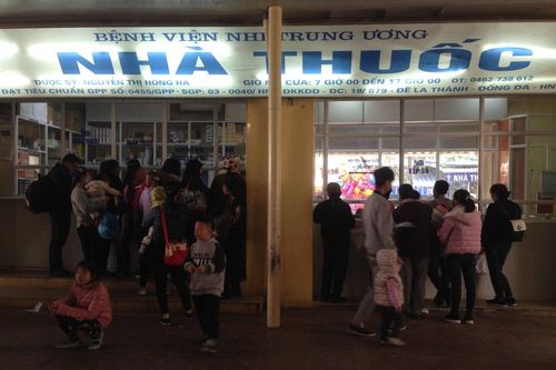 Rét lạnh ở Hà Nội: Bệnh nhi co ro xếp hàng nhập viện từ sáng sớm