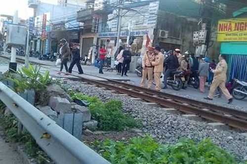 Băng qua đường ray thiếu quan sát, một người đàn ông bị tàu hỏa đâm tử vong