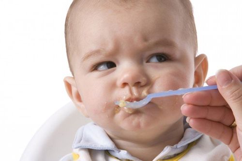 Cai sữa sớm để con tập ăn dặm: Nên hay không?
