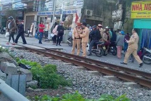 Đứng sát đường ray nghe điện thoại, người đàn ông bị tàu tông tử vong