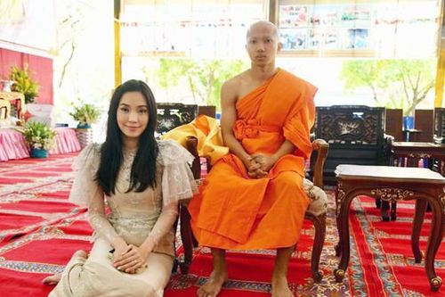 'Messi Thái' cạo đầu đi tu, báo hiếu cha mẹ