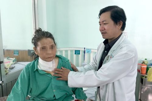Hoại tử bướu khổng lồ vùng cổ vì tin lang băm
