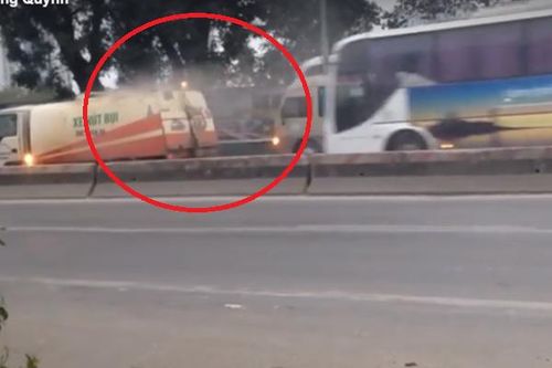 Hà Nội: Xôn xao chuyện xe hút bụi dưới đường xả lên trời