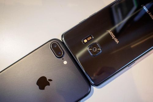 Apple làm chậm iPhone cũ, người dùng chuyển sang Samsung