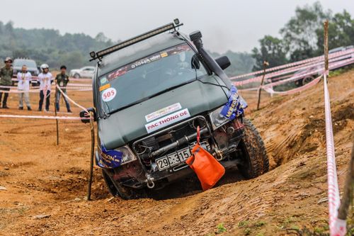Dàn xe bán tải thi tài off-road ngày cuối tuần