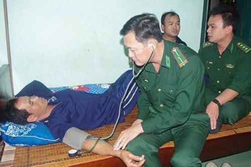 Cứu 6 ngư dân gặp nạn vào bờ