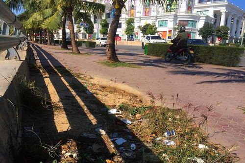 Vỉa hè đường đẹp nhất Hạ Long sụt lún nham nhở