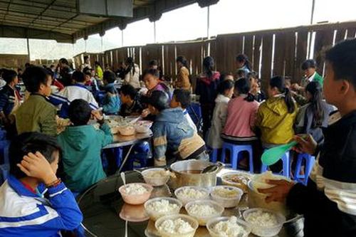 Trao 20 bộ bàn ăn đến Trường THCS bán trú Huồi Tụ