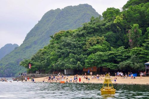 Va chạm sà lan trên vịnh Hạ Long, tàu du lịch chở 31 khách nước ngoài bị chìm