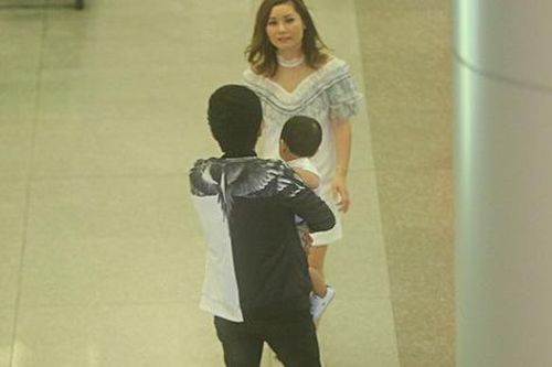 Vợ chồng Đan Trường lần đầu đưa con trai về nước thăm gia đình