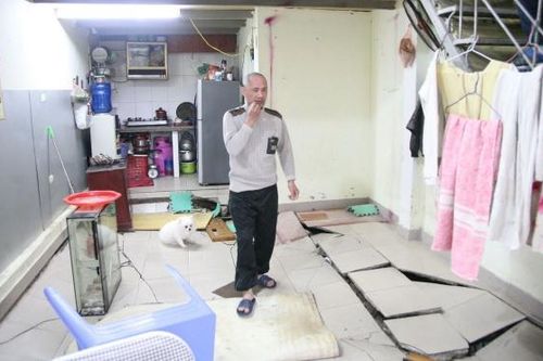 Cả gia đình tháo chạy vì nhà sụt lún sau tiếng nổ lớn