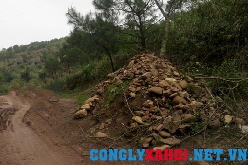 Chuyện chưa kể về một ngôi mộ ai đi qua cũng phải ném đá