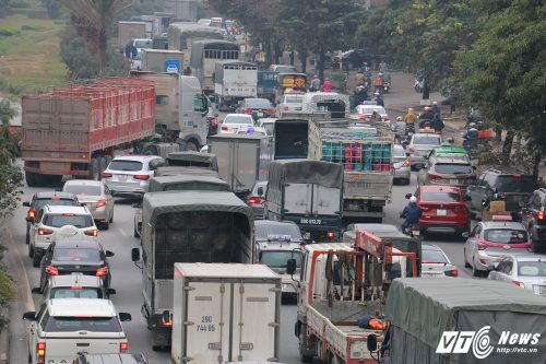 Tai nạn liên hoàn trên Đại lộ Thăng Long, hàng nghìn phương tiện chôn chân trong giá rét