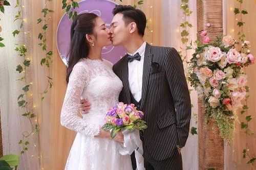 Vợ chồng Chúng Huyền Thanh hôn nhau trong đám cưới tại Hải Phòng