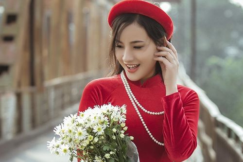 'Bản sao' Angela Phương Trinh khoe sắc trong bộ ảnh rực rỡ bên cầu Long Biên