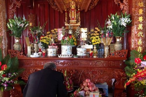 Dọn bàn thờ ngày 30 tết, đặc biệt chú ý những điều này để không tán lộc