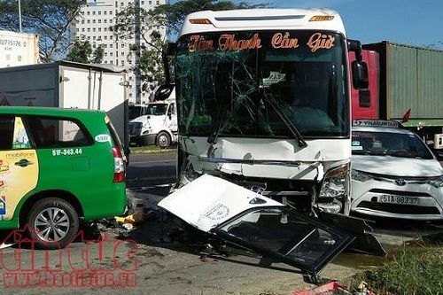 Tai nạn liên hoàn giữa 6 xe ô tô, 2 người bị thương nặng