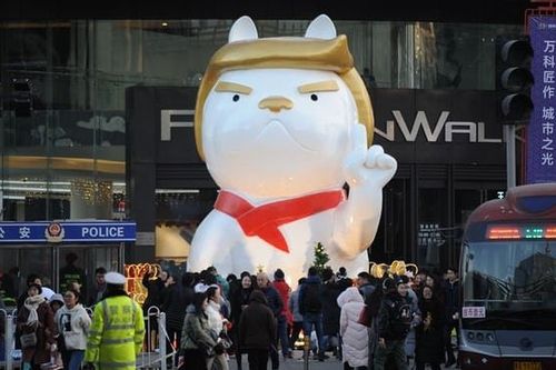 Trung tâm thương mại TQ đón năm Tuất bằng bức tượng giống TT Trump