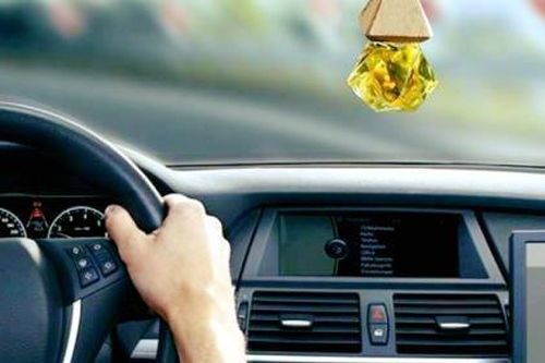 Để nước hoa trong xe - Coi chừng cài bom nổ chậm