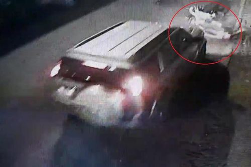 Clip: Ô tô tông ngã xe máy chở cả gia đình, bị dân chặn đầu vẫn rồ ga bỏ chạy