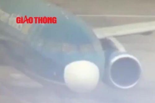 Clip: Chuyến bay chở Vũ 'nhôm' hạ cánh xuống sân bay Nội Bài