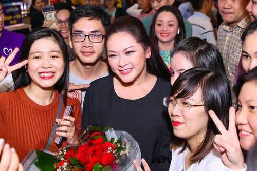 Như Quỳnh về nước chuẩn bị quay hình cho Thần Tượng Bolero, hạnh phúc trong vòng tay của người hâm mộ