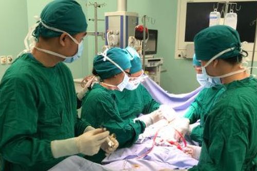 Cứu bé gái bị mảnh sành ghim vào cổ, ngưng tim