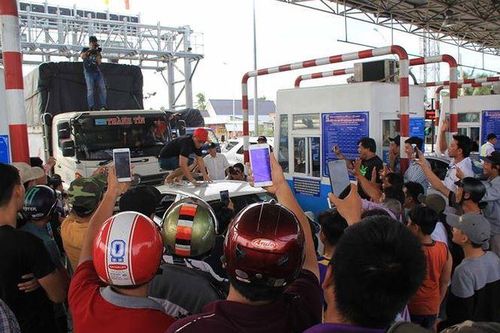 Căng thẳng BOT tiếp diễn, nhà đầu tư 'nhờ' Bộ Giao thông thu phí