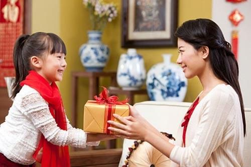 Mừng tuổi cho cháu chồng 50 ngàn/đứa, cô gái bị nhà chồng dè bỉu, chê kẹt xỉn
