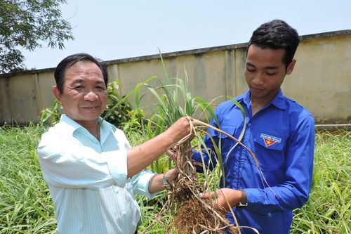 Thầy giáo chắp cánh ước mơ cho học sinh dân tộc thiểu số nghèo