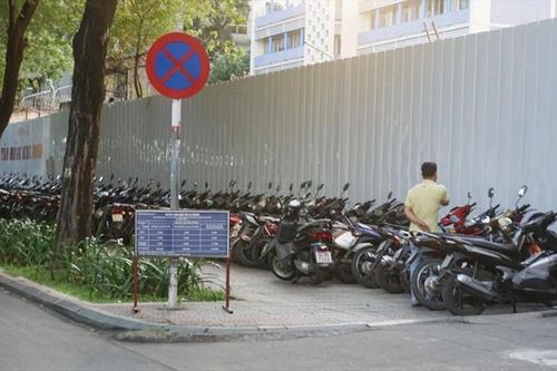 Những bãi xe 'vua' trên vỉa hè trung tâm TPHCM