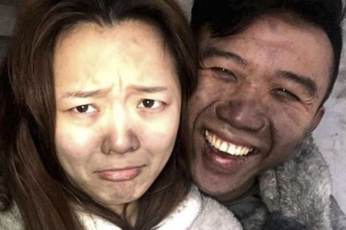 Vợ chồng vô tư chụp ảnh 'tự sướng' dù nhà cháy: Lý sau đằng sau khiến ai cũng bất ngờ