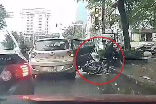 Clip: Taxi trả khách giữa ngã tư đèn đỏ, người đi xe máy ngã nhào vào vũng nước