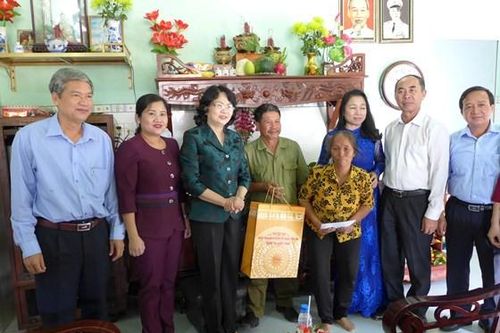 Phó Chủ tịch nước Đặng Thị Ngọc Thịnh thăm, tặng quà tại Bình Phước