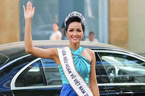 H'Hen Niê diện váy ngắn thanh lịch đứng đầu bảng sao đẹp tuần