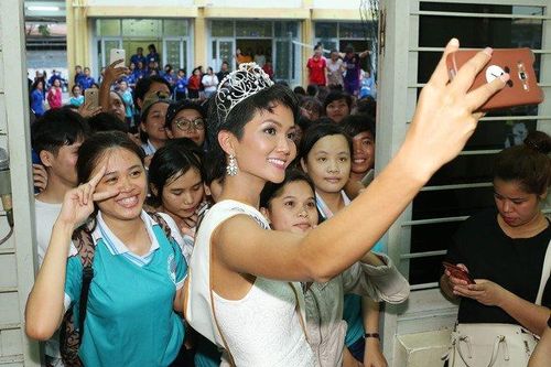 Hoa hậu H'Hen Niê: Mong người dân rước mình bằng xe công nông