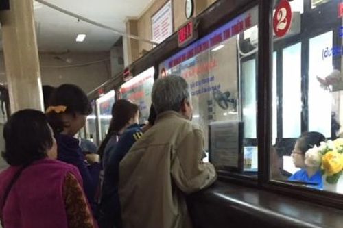 Mua vé tàu Tết qua 'cò mồi', dễ vớ phải vé 'rởm'