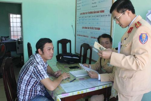 Thừa Thiên- Huế: Ô tô 7 chỗ hoạt động 'trá hình' bị CSGT bắt quả tang