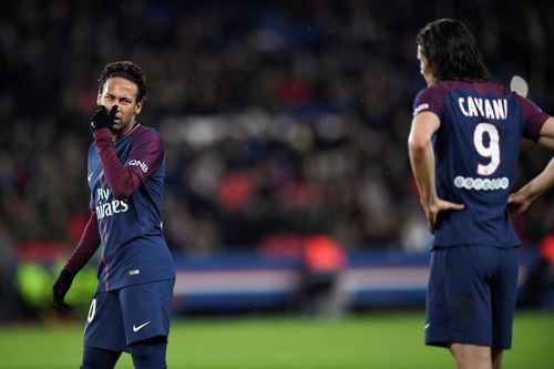 Neymar bị cổ động viên la ó vì giành penalty của Cavani